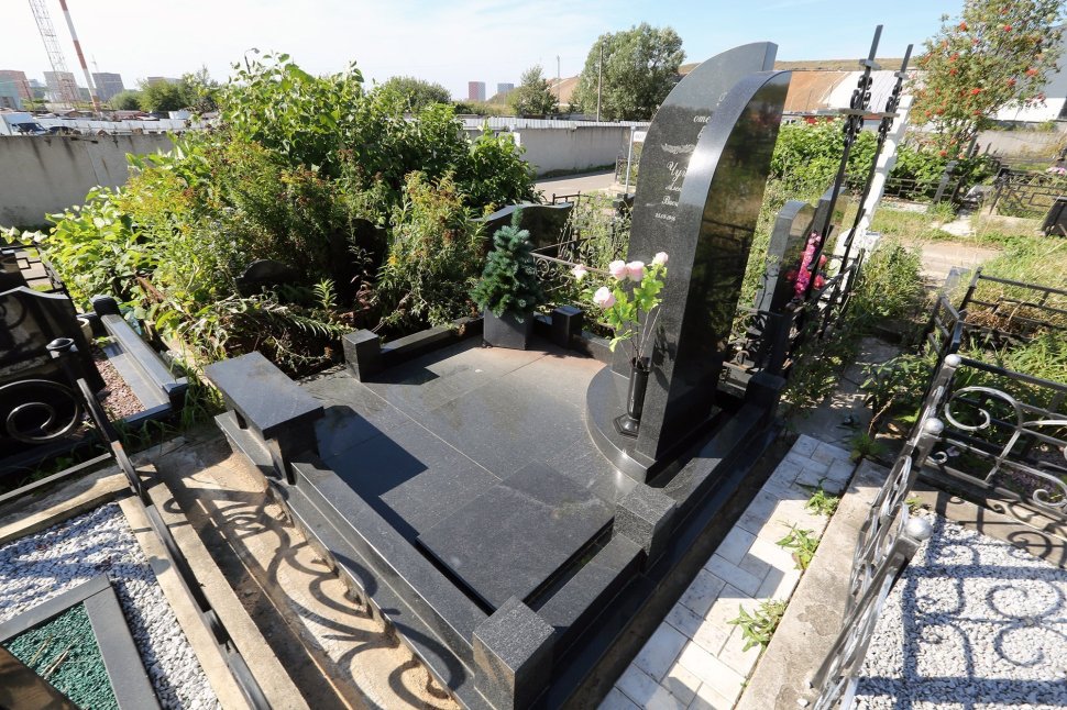 Двойной угловой памятник с крестиком из белого мрамора