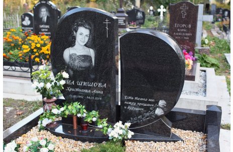 Памятник в форме двух половинок сердца из чёрного гранита