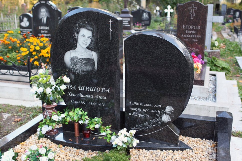 Памятник в форме двух половинок сердца из чёрного гранита