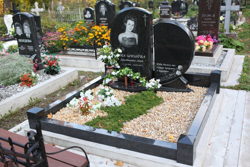 Памятник в форме двух половинок сердца из чёрного гранита