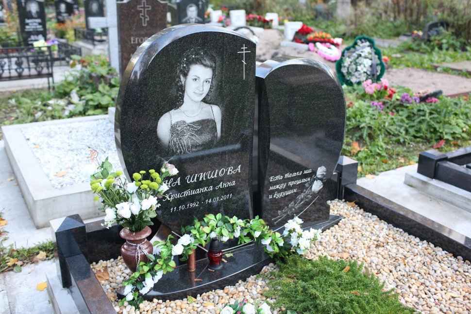 Памятник в форме двух половинок сердца из чёрного гранита