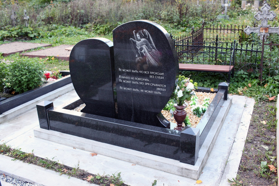 Памятник в форме двух половинок сердца из чёрного гранита