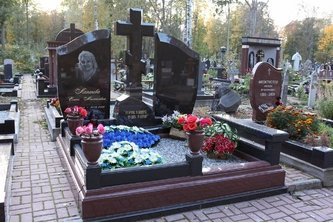 Комплекс из двух стел с крестом на фигурном постаменте из красного гранита