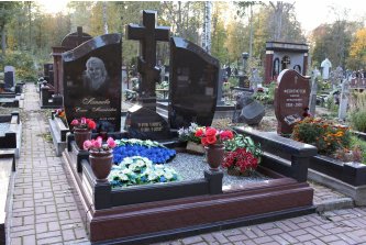Комплекс из двух стел с крестом на фигурном постаменте из красного гранита
