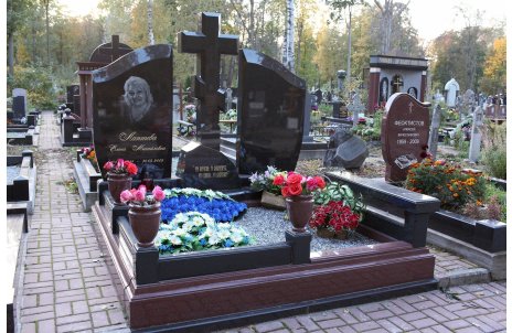 Комплекс из двух стел с крестом на фигурном постаменте из красного гранита