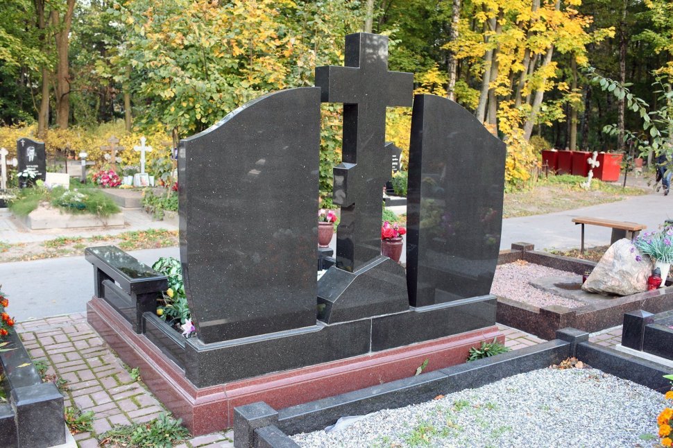 Комплекс из двух стел с крестом на фигурном постаменте из красного гранита