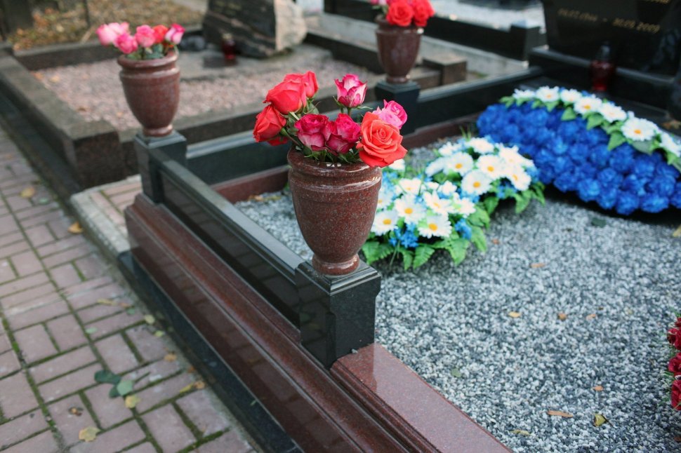 Комплекс из двух стел с крестом на фигурном постаменте из красного гранита