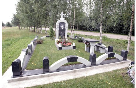 Мемориальный комплекс в форме часовни из двух видов гранита