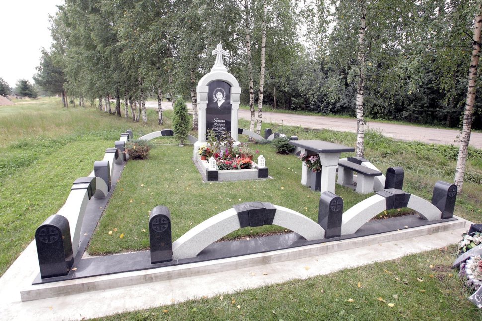 Мемориальный комплекс в форме часовни из двух видов гранита