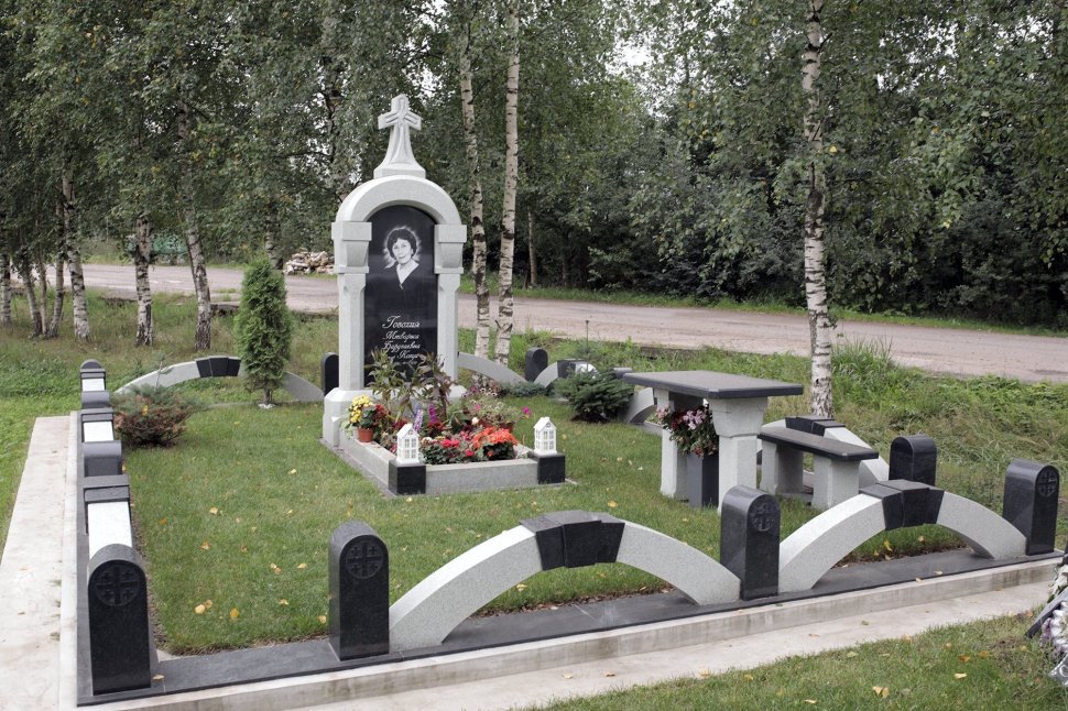 Мемориальный комплекс в форме часовни из двух видов гранита