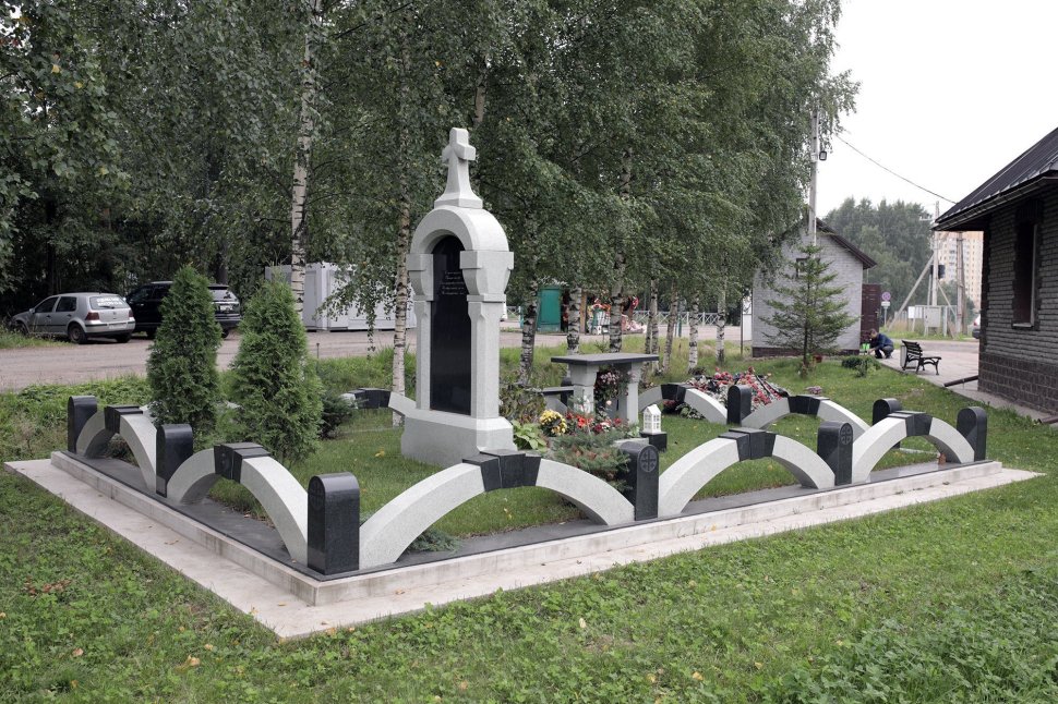 Мемориальный комплекс в форме часовни из двух видов гранита