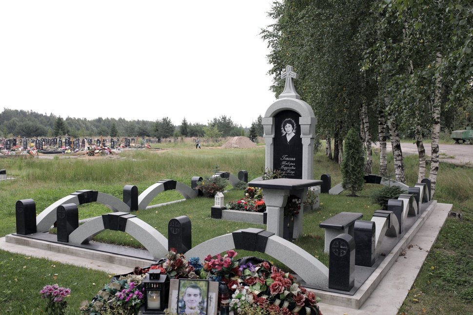 Мемориальный комплекс в форме часовни из двух видов гранита