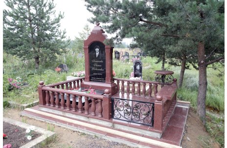 Мемориальный комплекс с перилами из красного гранита
