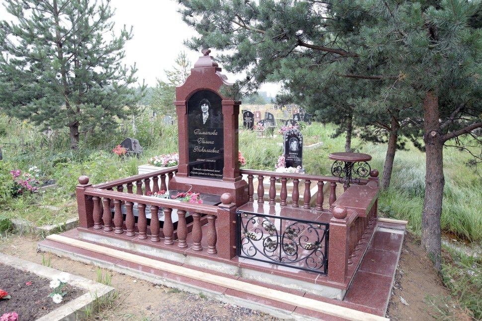 Мемориальный комплекс с перилами из красного гранита