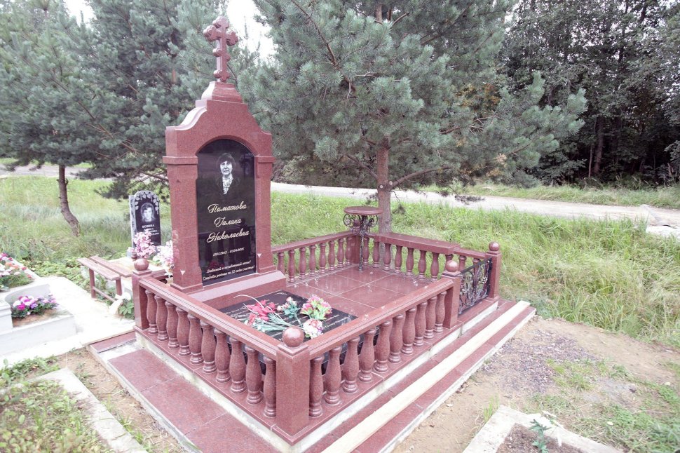 Мемориальный комплекс с перилами из красного гранита