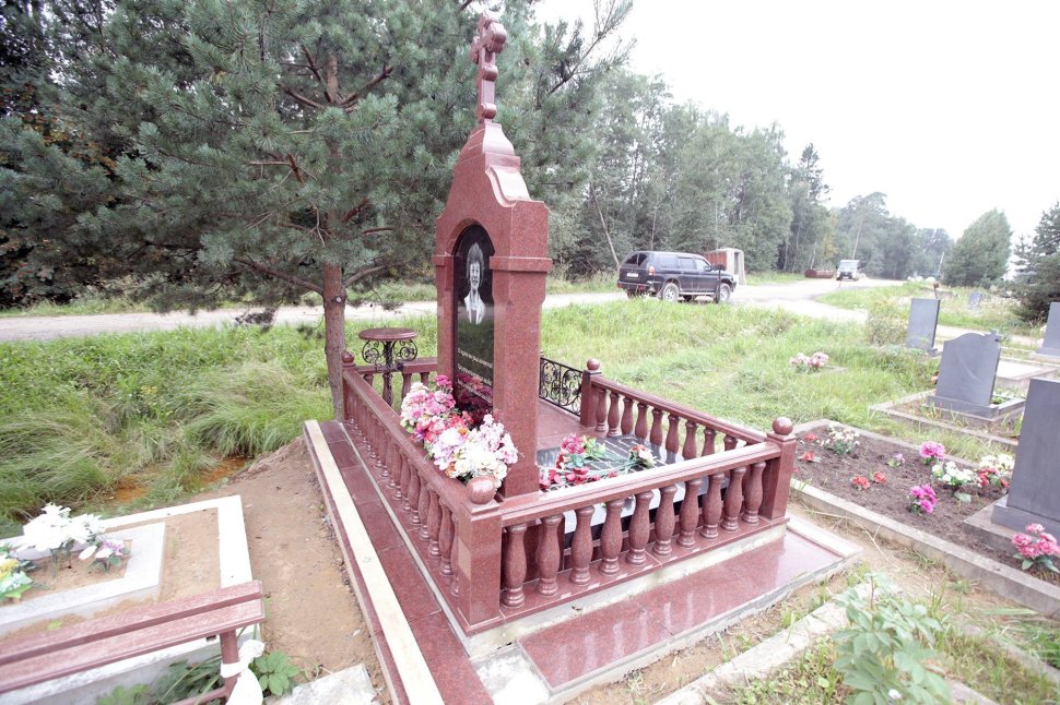 Мемориальный комплекс с перилами из красного гранита