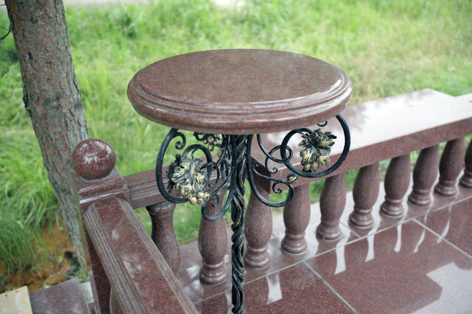 Мемориальный комплекс с перилами из красного гранита