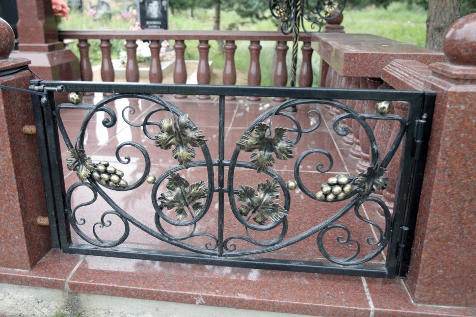 Мемориальный комплекс с перилами из красного гранита