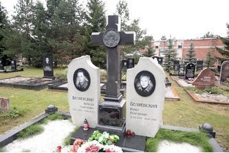 Мемориальный комплекс в форме двух стел и высокого резного креста