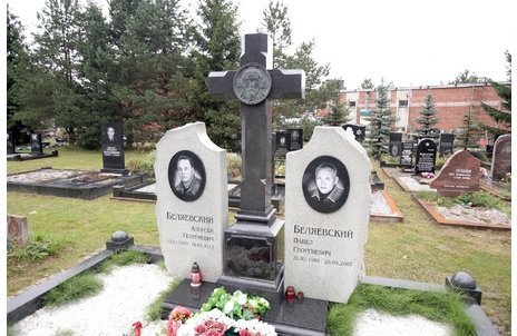 Мемориальный комплекс в форме двух стел и высокого резного креста