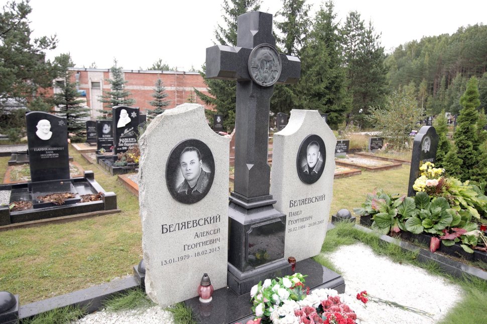 Мемориальный комплекс в форме двух стел и высокого резного креста