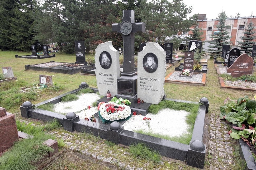 Мемориальный комплекс в форме двух стел и высокого резного креста