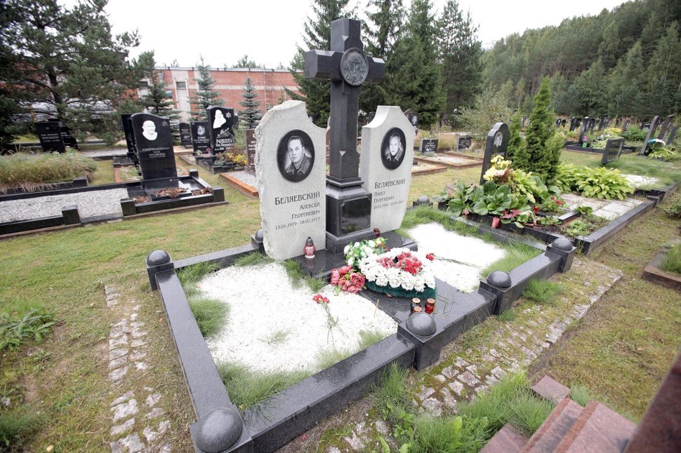 Мемориальный комплекс в форме двух стел и высокого резного креста