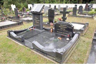 Мемориальный комплекс с книгой на постаменте и крестом