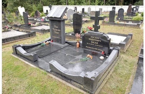 Мемориальный комплекс с книгой на постаменте и крестом