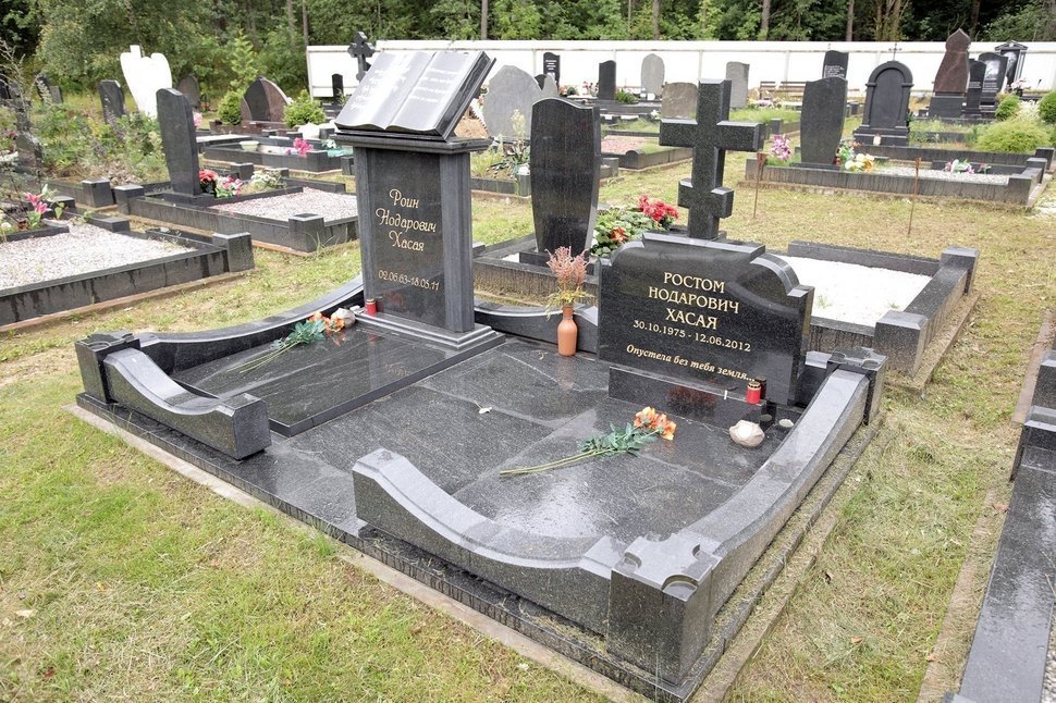 Мемориальный комплекс с книгой на постаменте и крестом