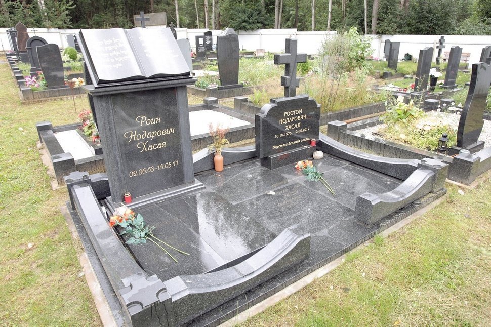 Мемориальный комплекс с книгой на постаменте и крестом