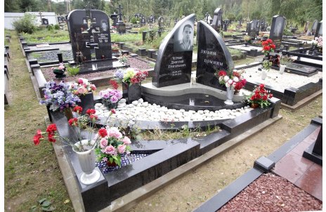 Мемориальный комплекс с угловыми стелами в форме драгоценных камней