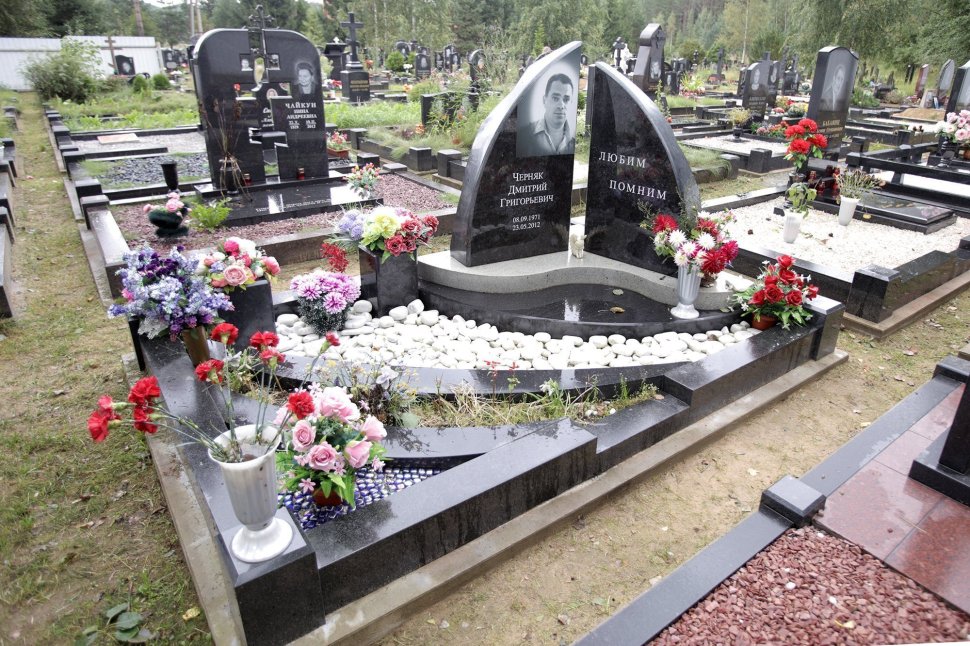 Мемориальный комплекс с угловыми стелами в форме драгоценных камней