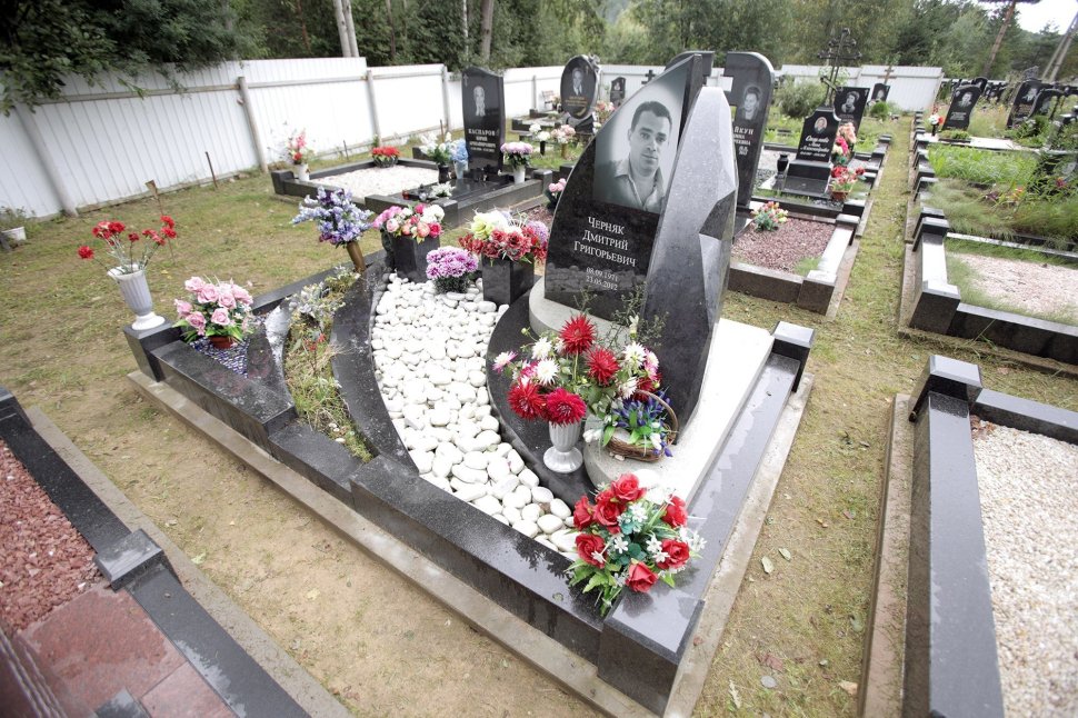 Мемориальный комплекс с угловыми стелами в форме драгоценных камней