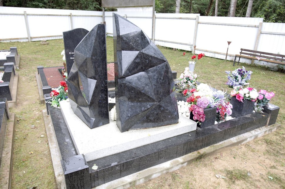 Мемориальный комплекс с угловыми стелами в форме драгоценных камней