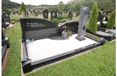 Авторский мемориальный комплекс из чёрного габбро и лабрадорита