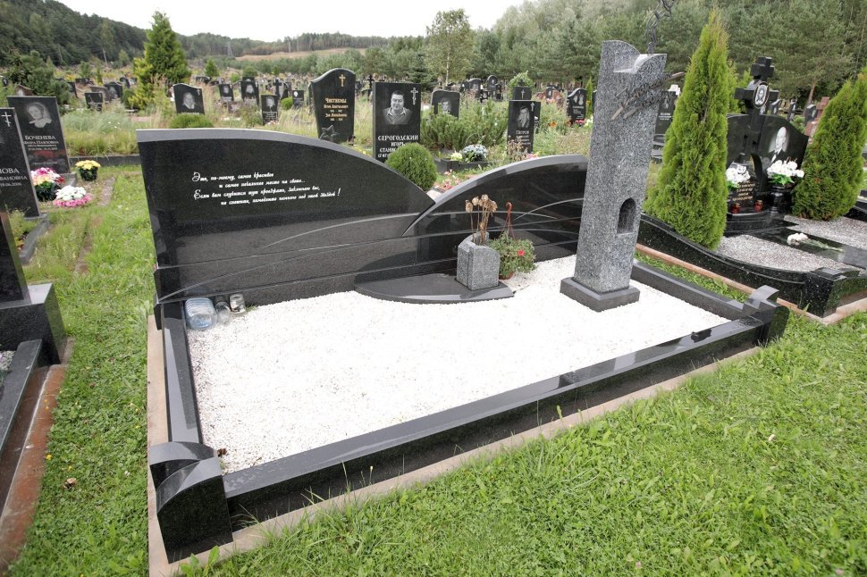 Авторский мемориальный комплекс из чёрного габбро и лабрадорита