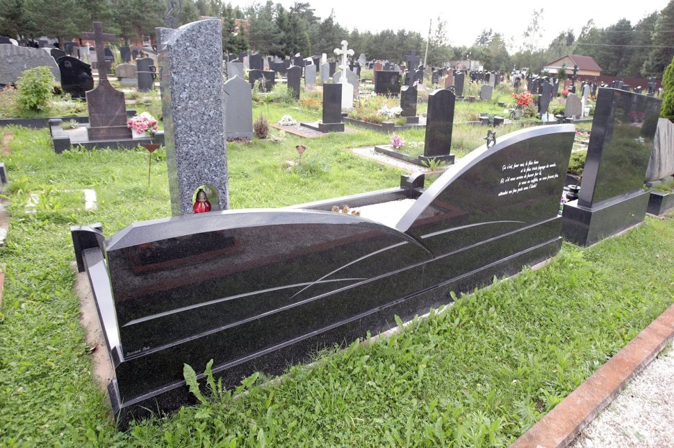 Авторский мемориальный комплекс из чёрного габбро и лабрадорита