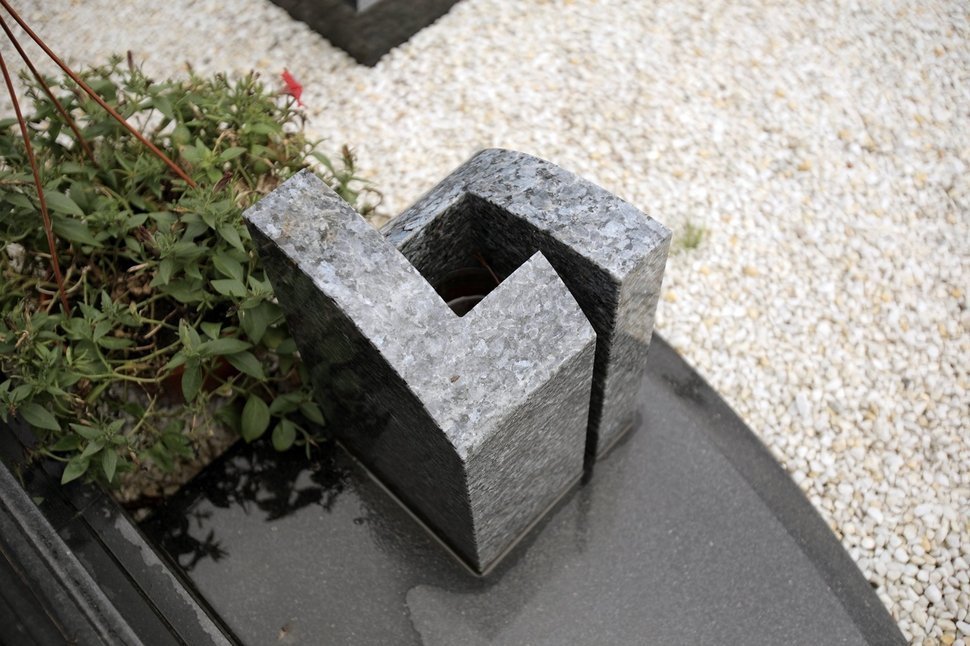 Авторский мемориальный комплекс из чёрного габбро и лабрадорита