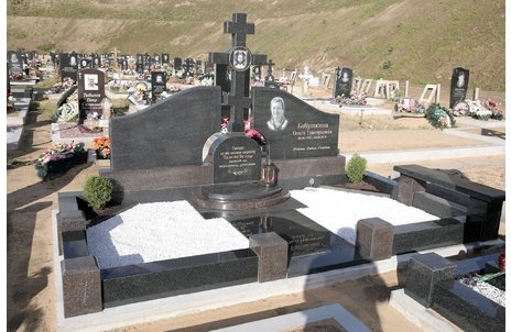 Мемориальный комплекс с двумя стелами, объединёнными крестом