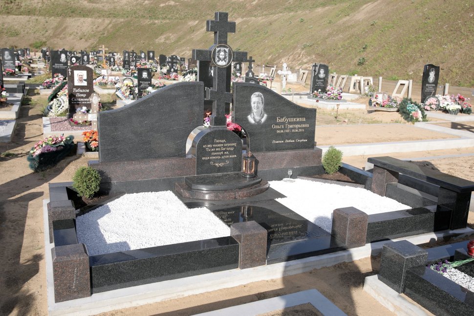 Мемориальный комплекс с двумя стелами, объединёнными крестом