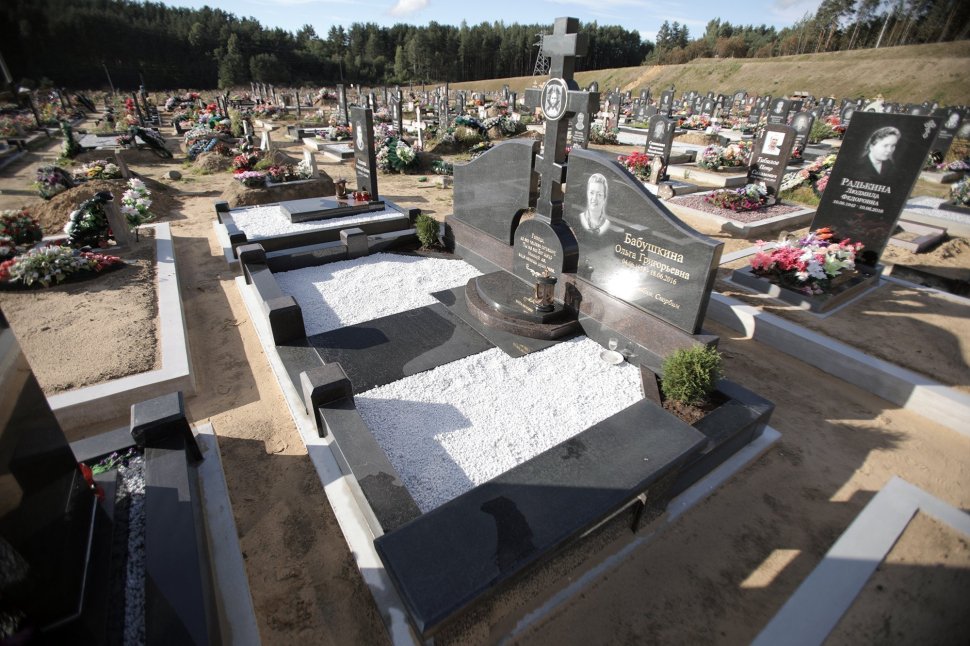 Мемориальный комплекс с двумя стелами, объединёнными крестом