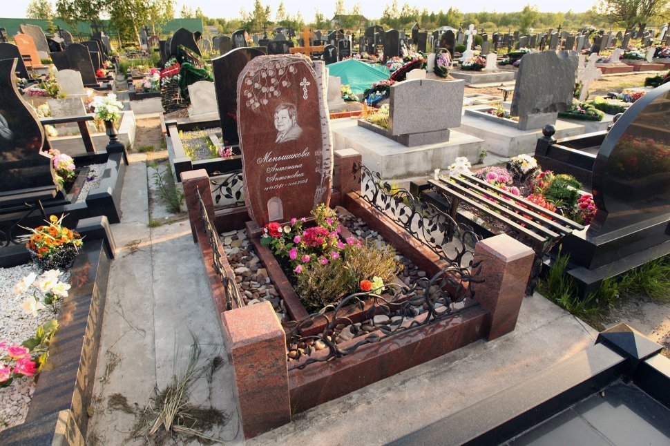 Мемориальный комплекс из красного гранита с оградой в форме ивы