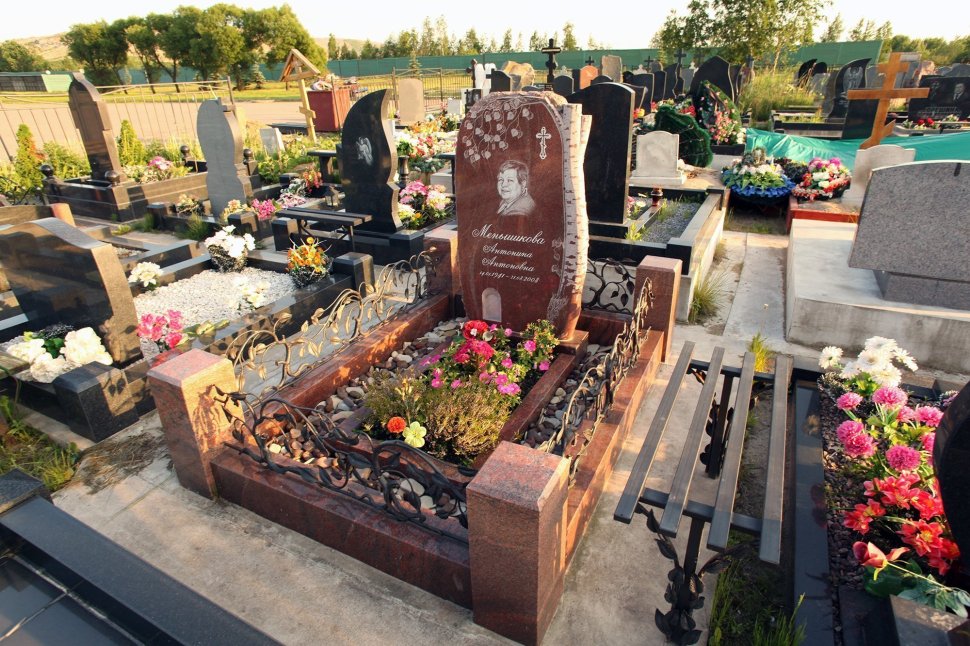 Мемориальный комплекс из красного гранита с оградой в форме ивы