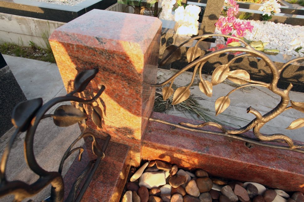 Мемориальный комплекс из красного гранита с оградой в форме ивы