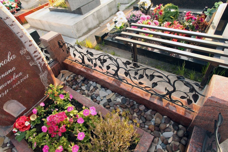 Мемориальный комплекс из красного гранита с оградой в форме ивы