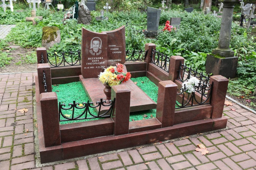 Комплекс из красного гранита с комбинированной оградой