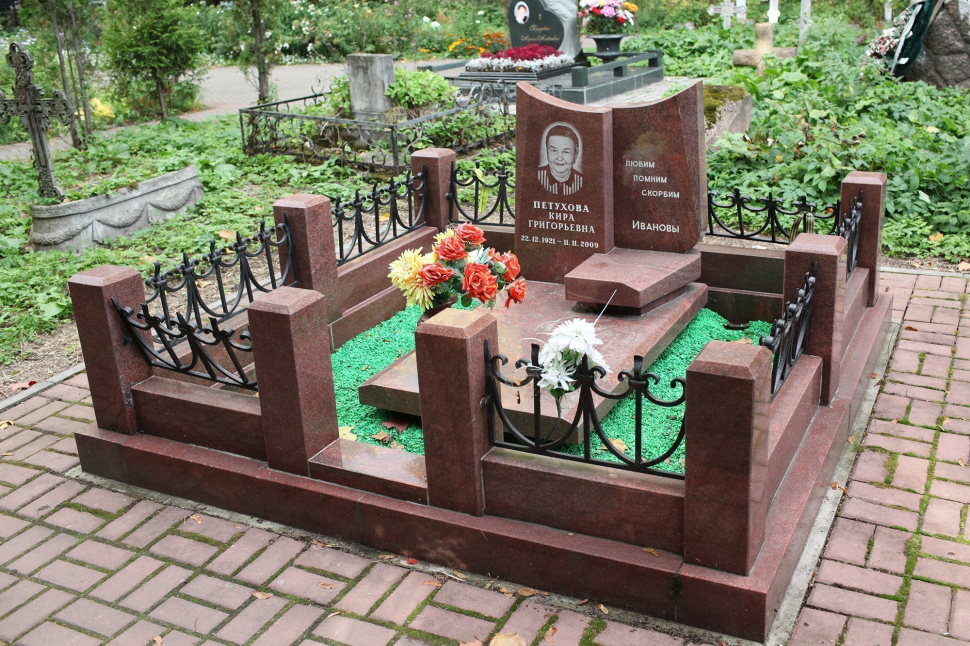 Комплекс из красного гранита с комбинированной оградой