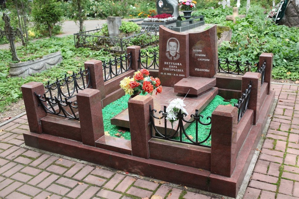 Комплекс из красного гранита с комбинированной оградой