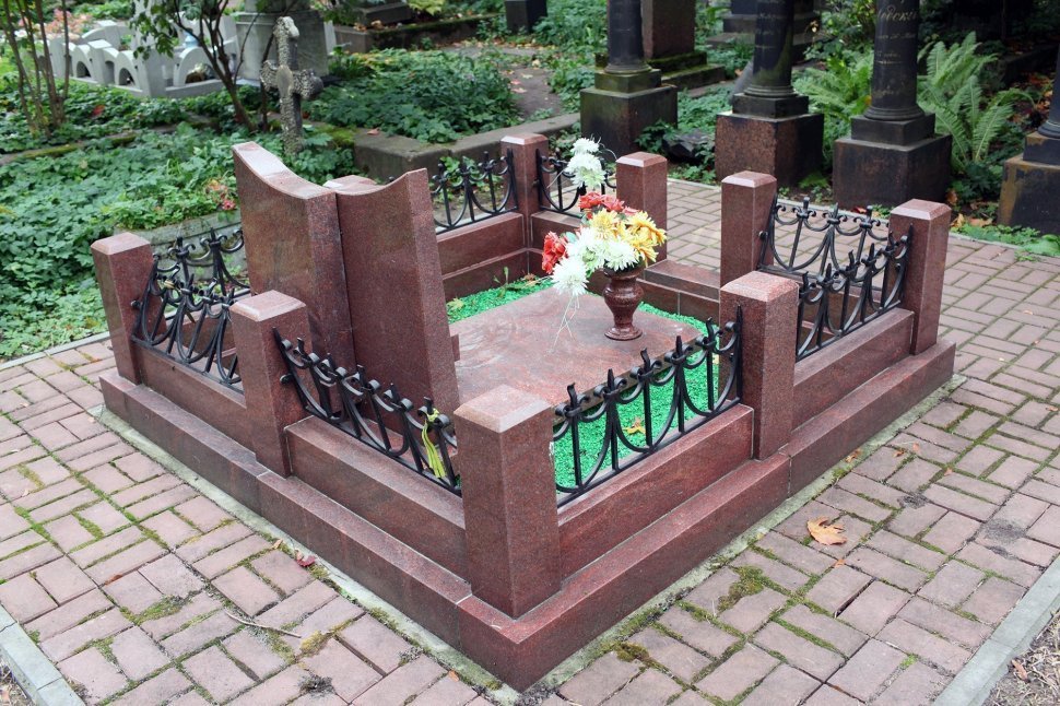 Комплекс из красного гранита с комбинированной оградой